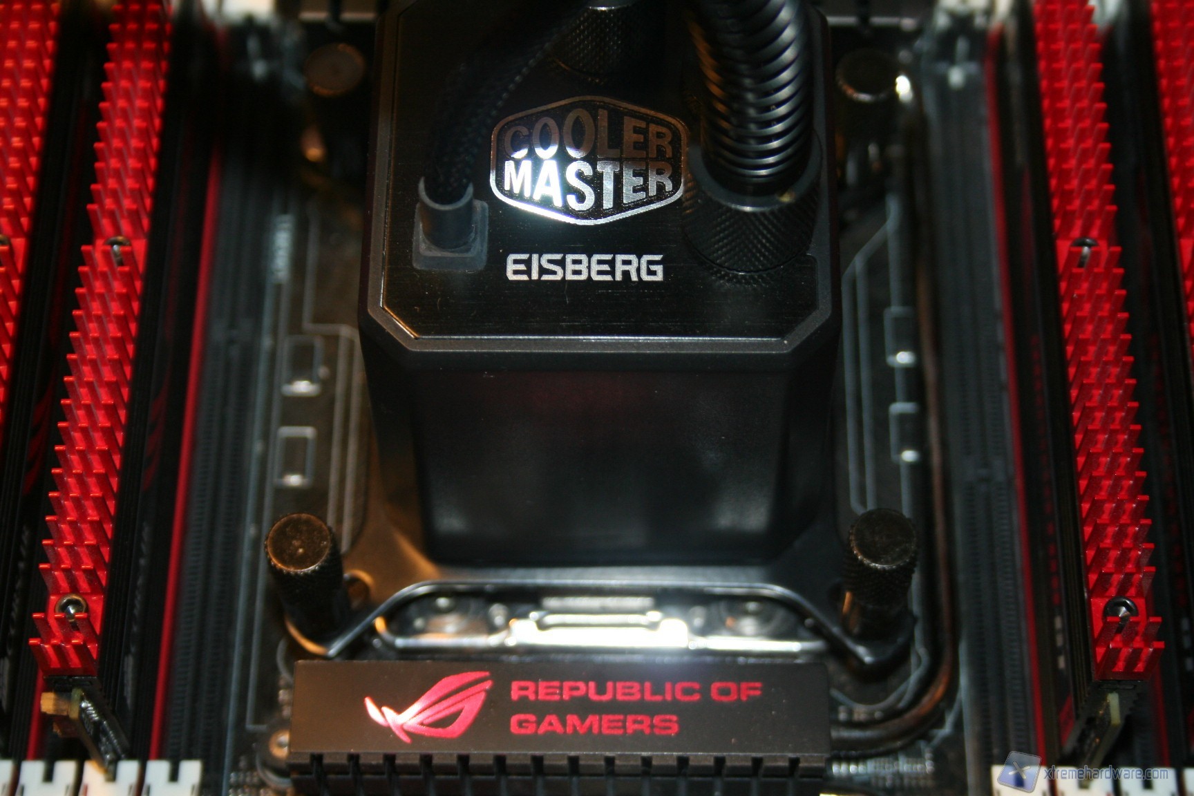 00003 coolermaster eisberg 240L prestige